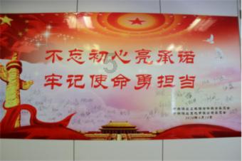 大妈自助餐“疯狂”抢虾，一个举动惹怒老板，顾客：直接撵出去